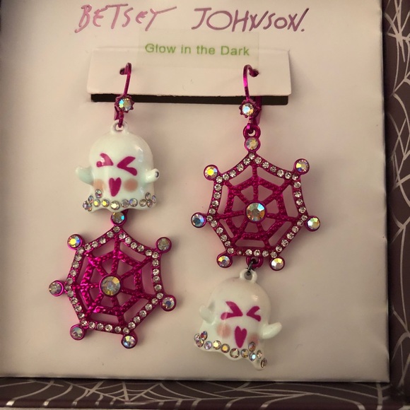 Betsey Johnson Fuchsia Tone Ghost & Spider Web Mismatch Drop Earrings NIB - Picture 2 of 12
